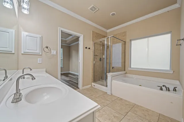 a view of a livingroom with a workspace