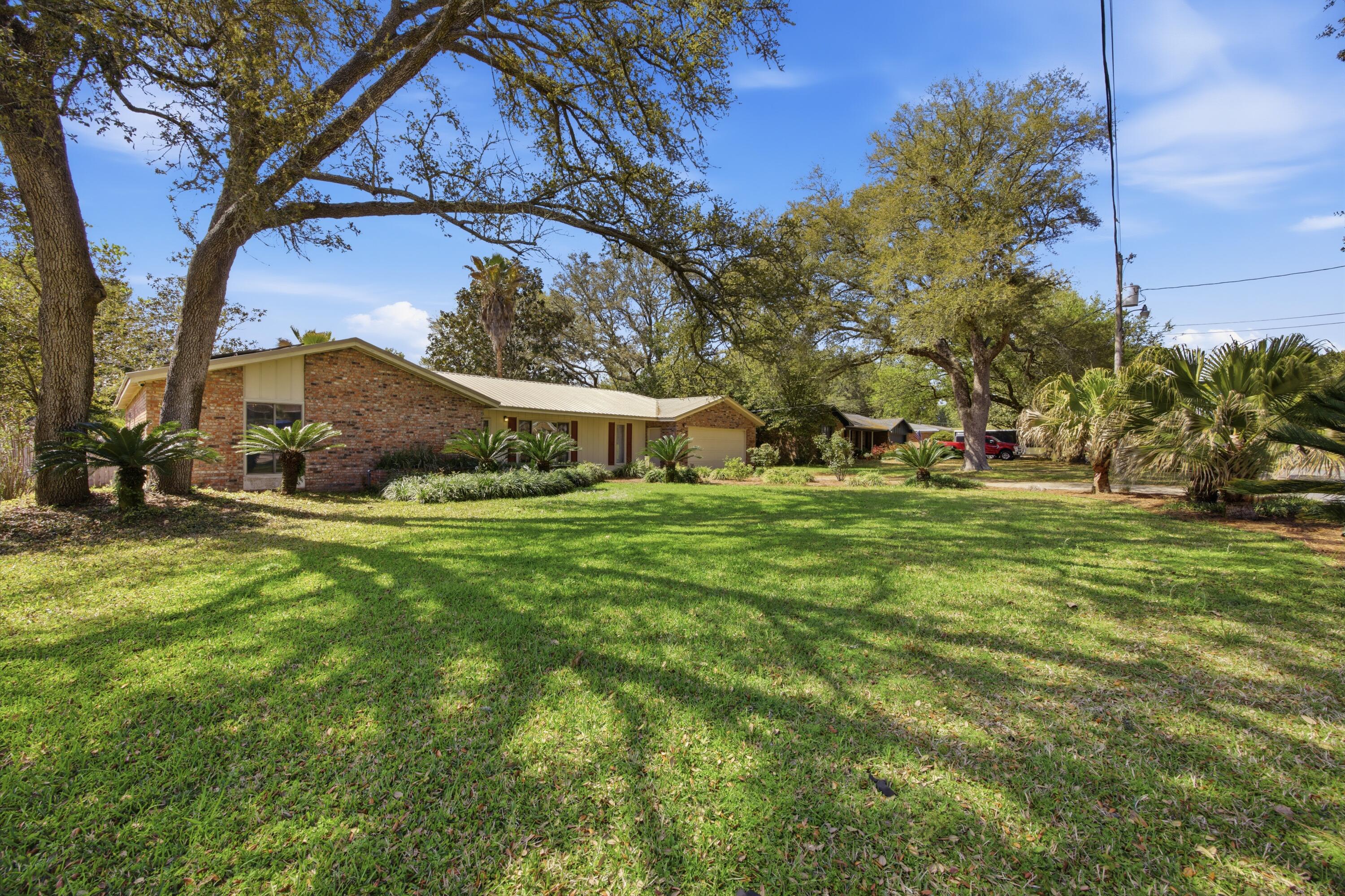 157 Country Club Road Shalimar, FL 32579 - Photo 3 of 72 E79A1028