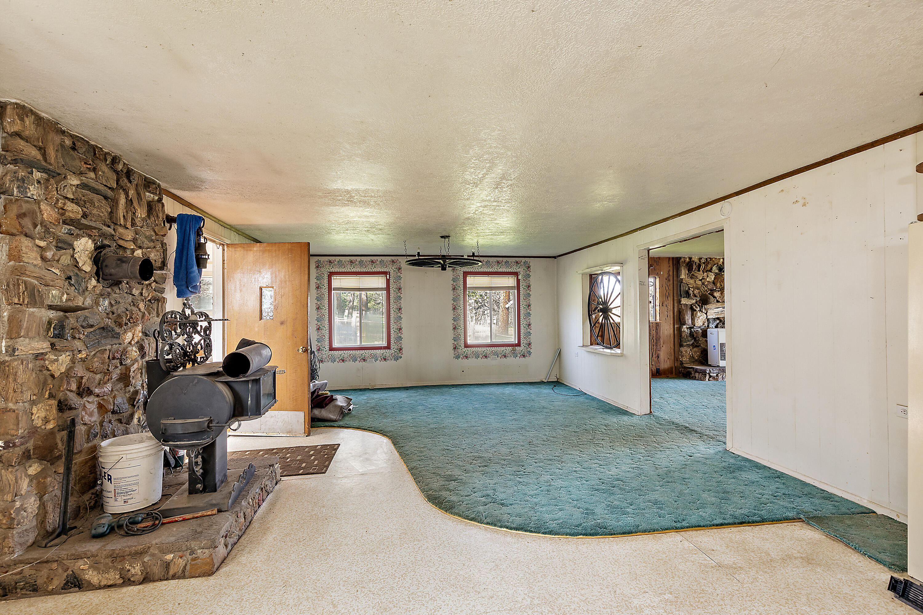 2150 North Obenchain Road Eagle Point, OR 97524 - Photo 56 of 69 a living room with furniture