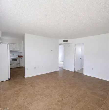 $1,650 | 3325 Airport Road North, Unit T4, Naples, FL 34105