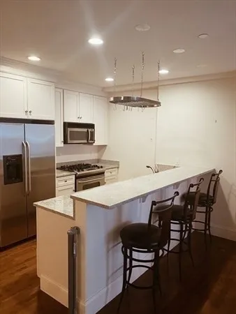 $2,300 | 116 Rantoul Street, Unit 204, Beverly, MA 01915