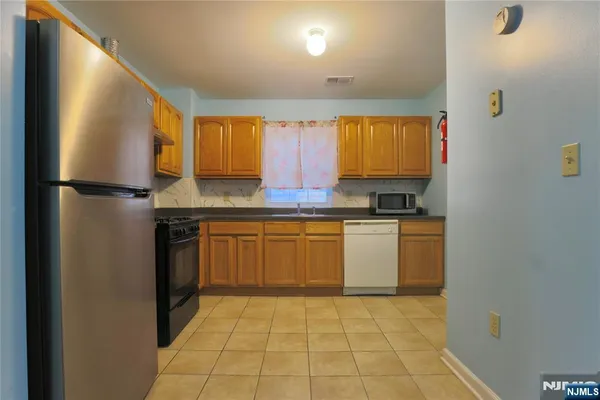 $2,600 | 43 2nd Avenue, Newark, NJ 07104