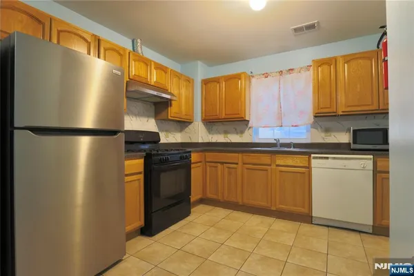 $2,600 | 43 2nd Avenue, Newark, NJ 07104