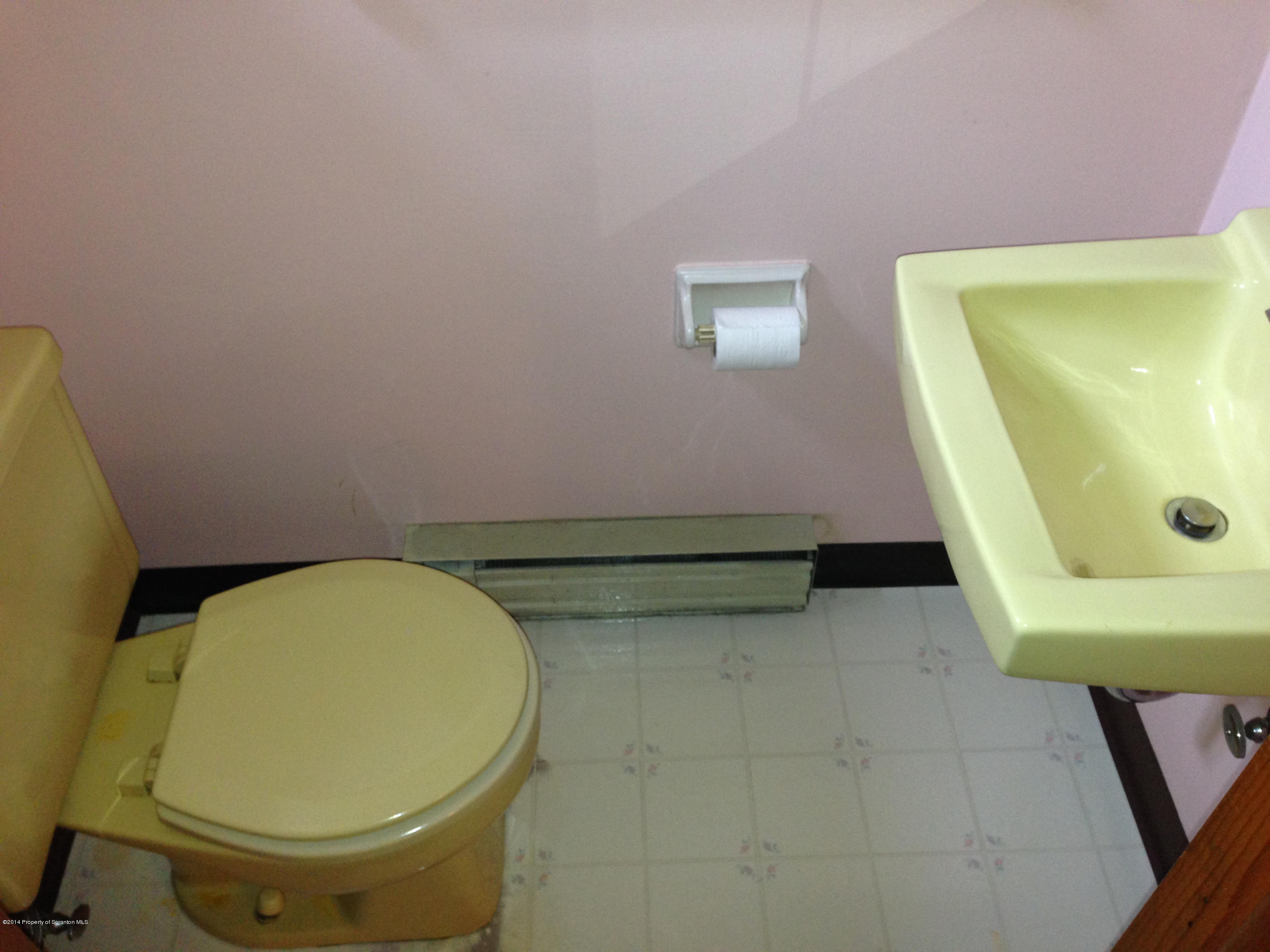 810 Lions Road Lake Ariel, PA 18436 - Photo 5 of 33 a bathroom with a toilet