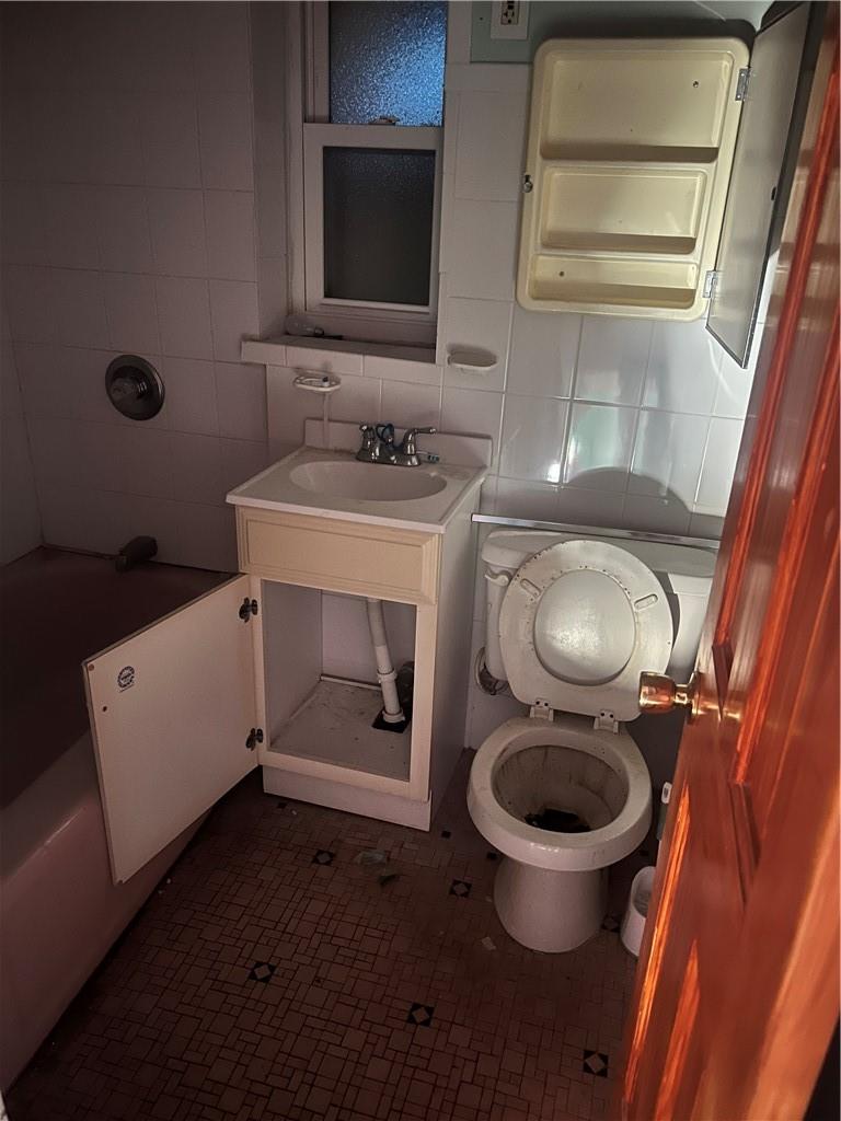 2950 Dewitt Place Bronx, NY 10469 - Photo 7 of 8 a bathroom with a sink toilet and a mirror