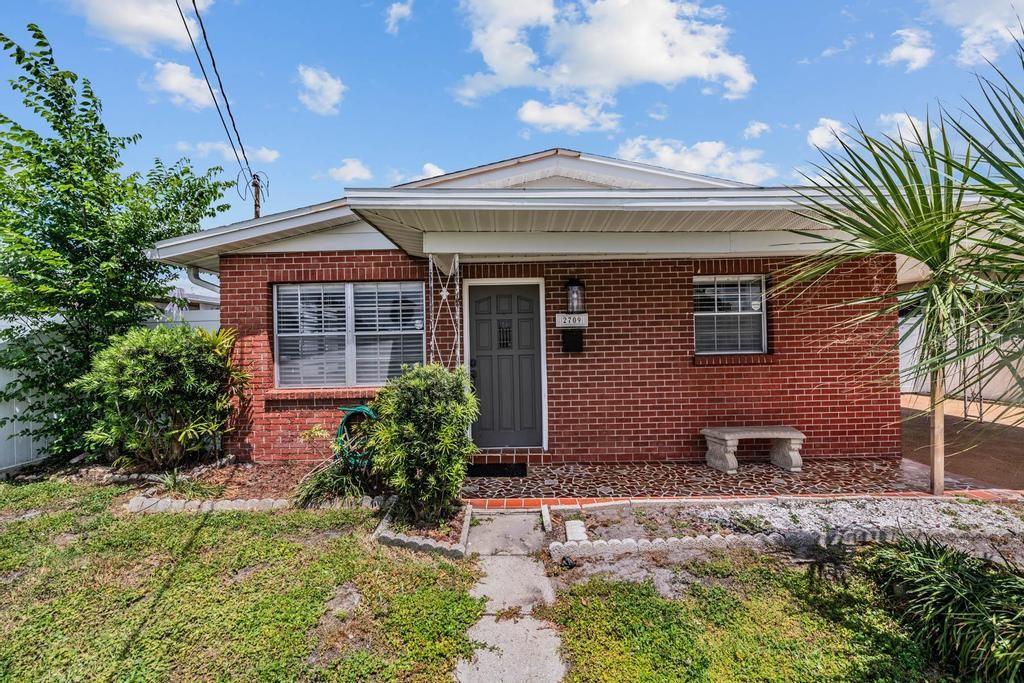2709 West Abdella Street Tampa, FL 33607 - Photo 4 of 29 a front view of a house with garden
