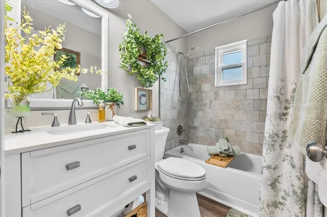 a room with lots of tables and chairs