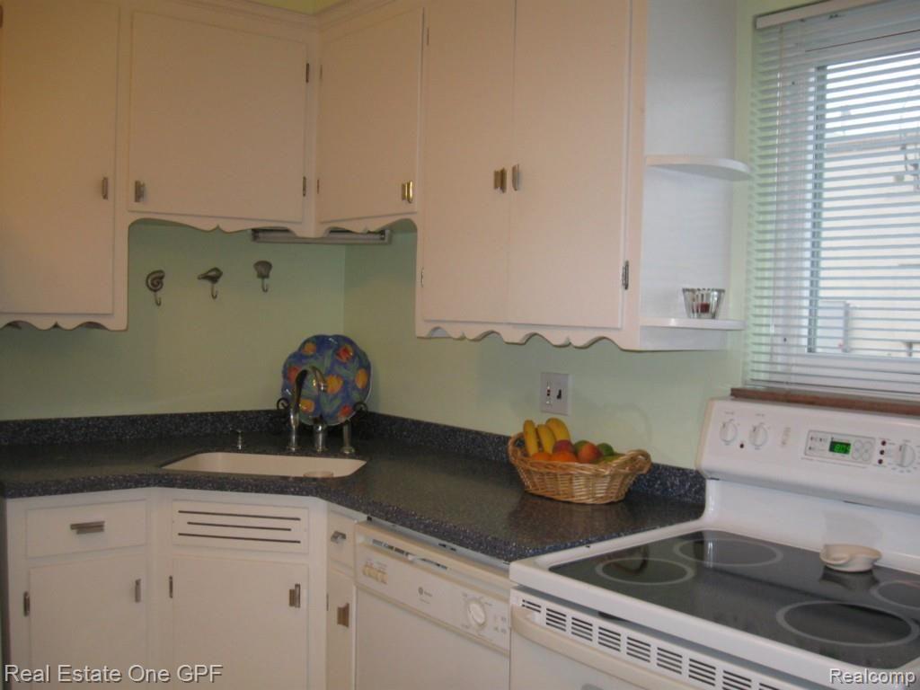 1783 Oxford Road Grosse Pointe, MI 48236 - Photo 5 of 21 5.JPG