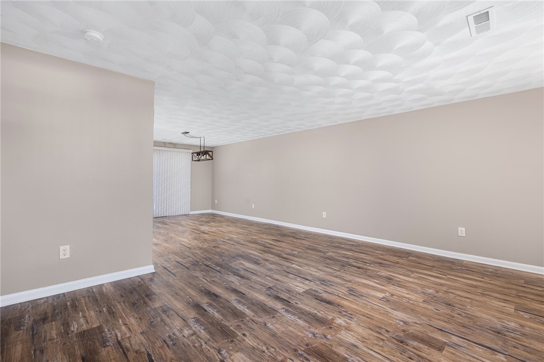 844 Williamsburg Circle, Unit 844 Warwick, RI 02886 - Photo 12 of 43 LIVING ROOM