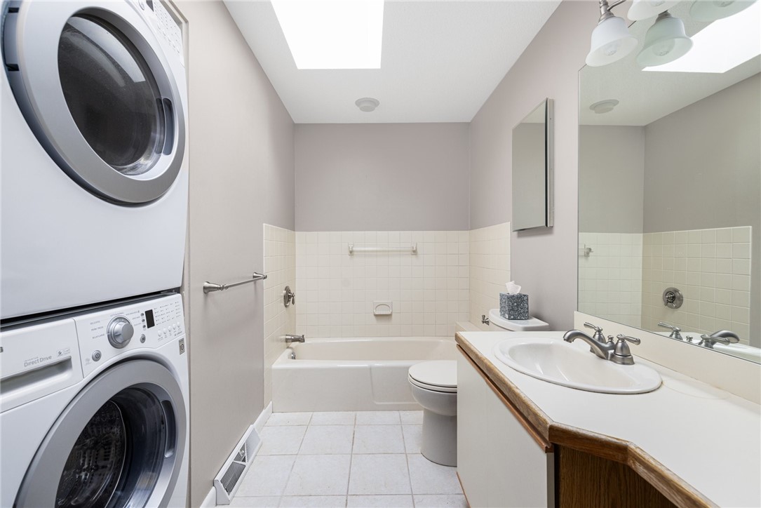 844 Williamsburg Circle, Unit 844 Warwick, RI 02886 - Photo 25 of 43 FULL BATHROOM AND LAUNDRY