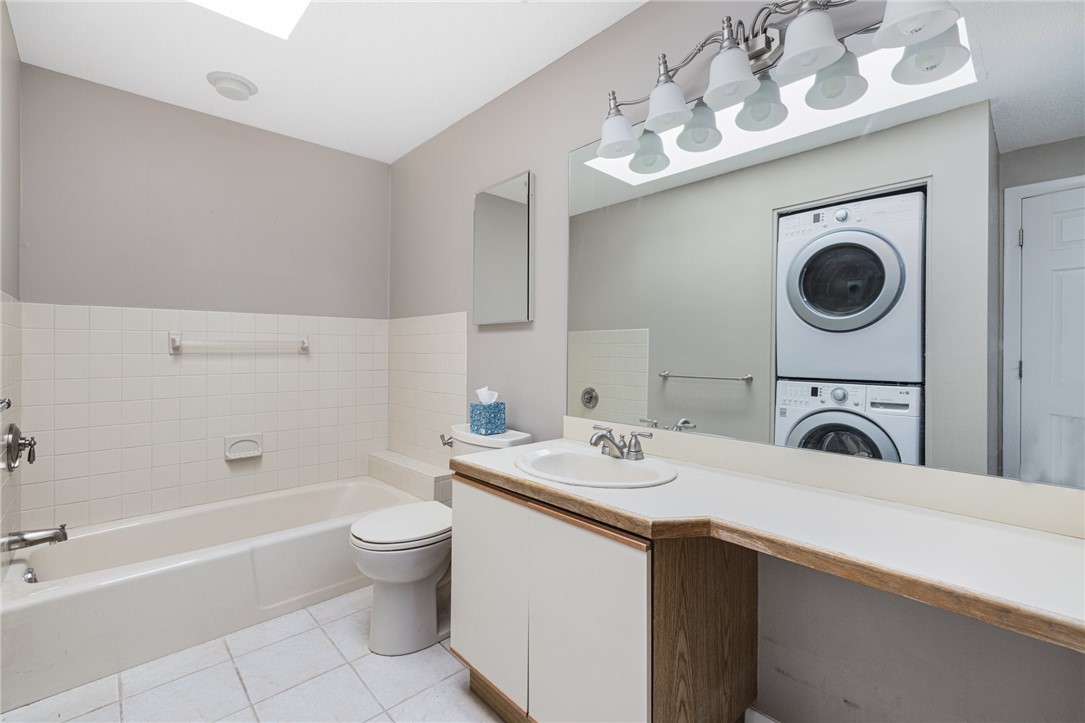 844 Williamsburg Circle, Unit 844 Warwick, RI 02886 - Photo 26 of 43 FULL BATHROOM AND LAUNDRY