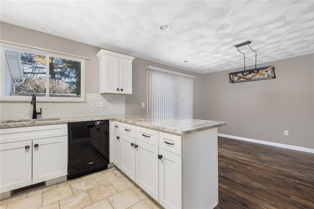 844 Williamsburg Circle, Unit 844 Warwick, RI 02886 - Photo 8 of 43 KITCHEN
