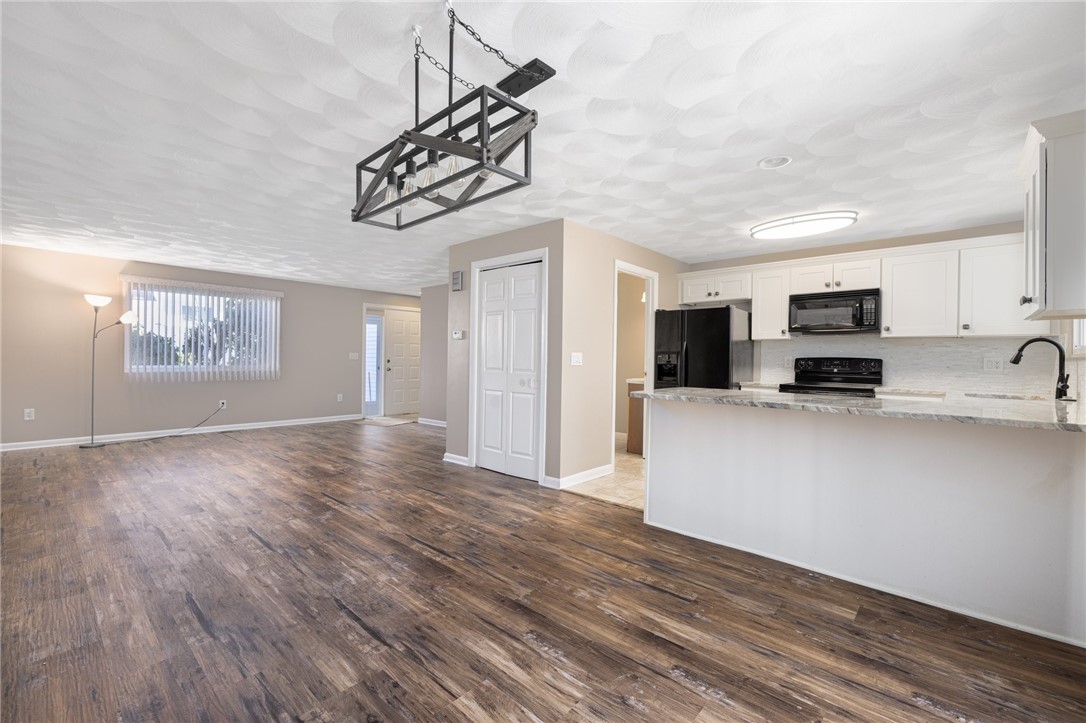 844 Williamsburg Circle, Unit 844 Warwick, RI 02886 - Photo 9 of 43 DINING AREA