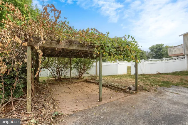 a view of an outdoor space