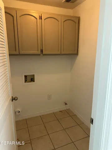 a view of a utility room with dryer and washer