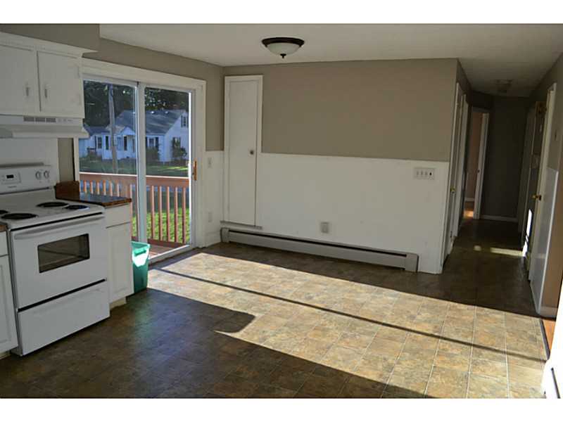 40 Iroquois Road Cumberland, RI 02864 - Photo 5 of 11 Dining Area.