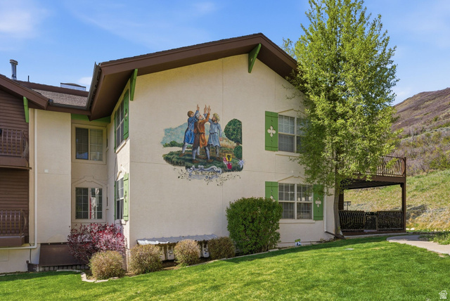 1041 West Grindelwald Court, Unit R5 Midway, UT 84049 - Photo 31 of 44 View of side of Swiss Oaks condo with stucco siding and a lawn
