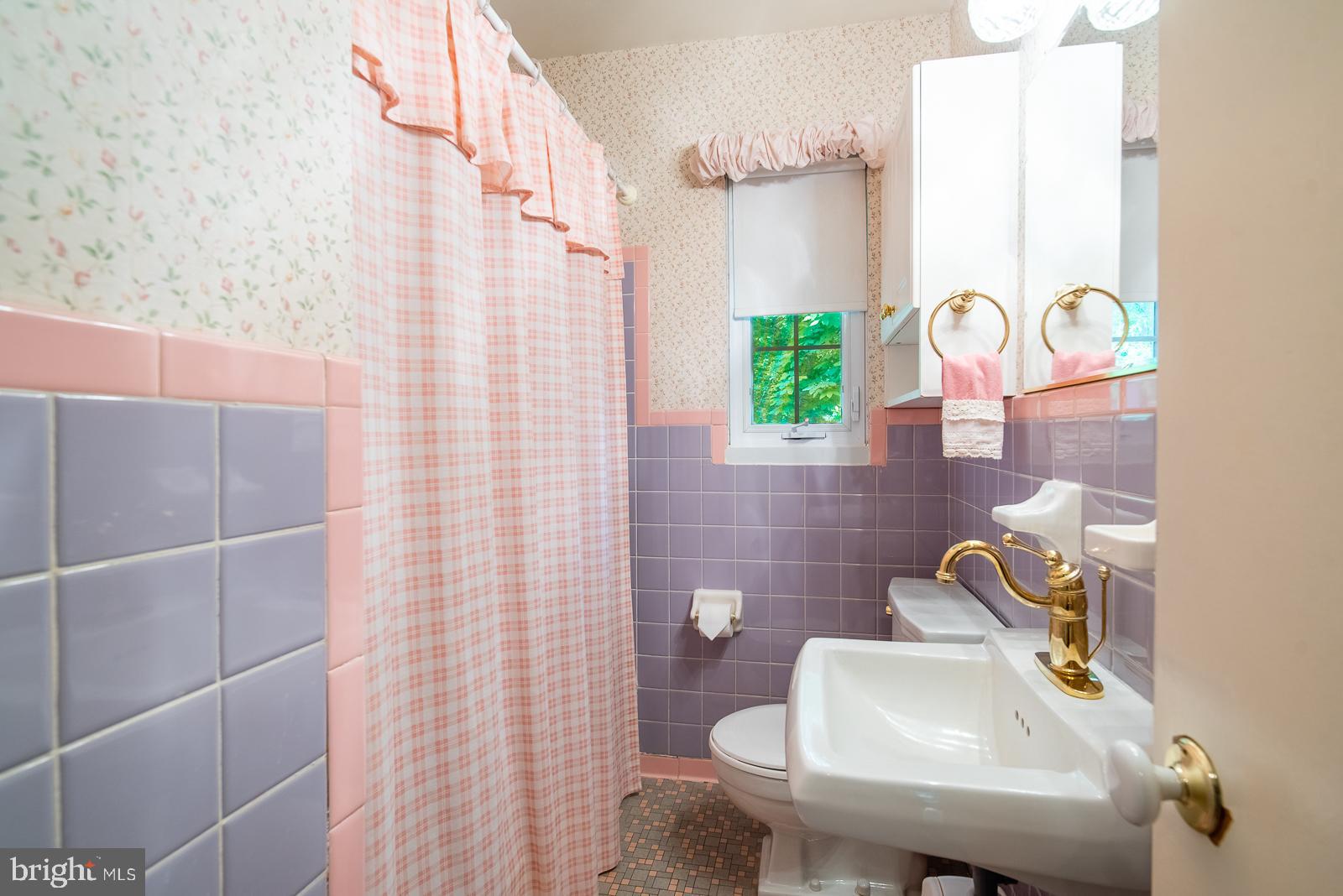 9112 Grist Mill Road Alexandria, VA 22309 - Photo 24 of 35 Main floor FULL bath