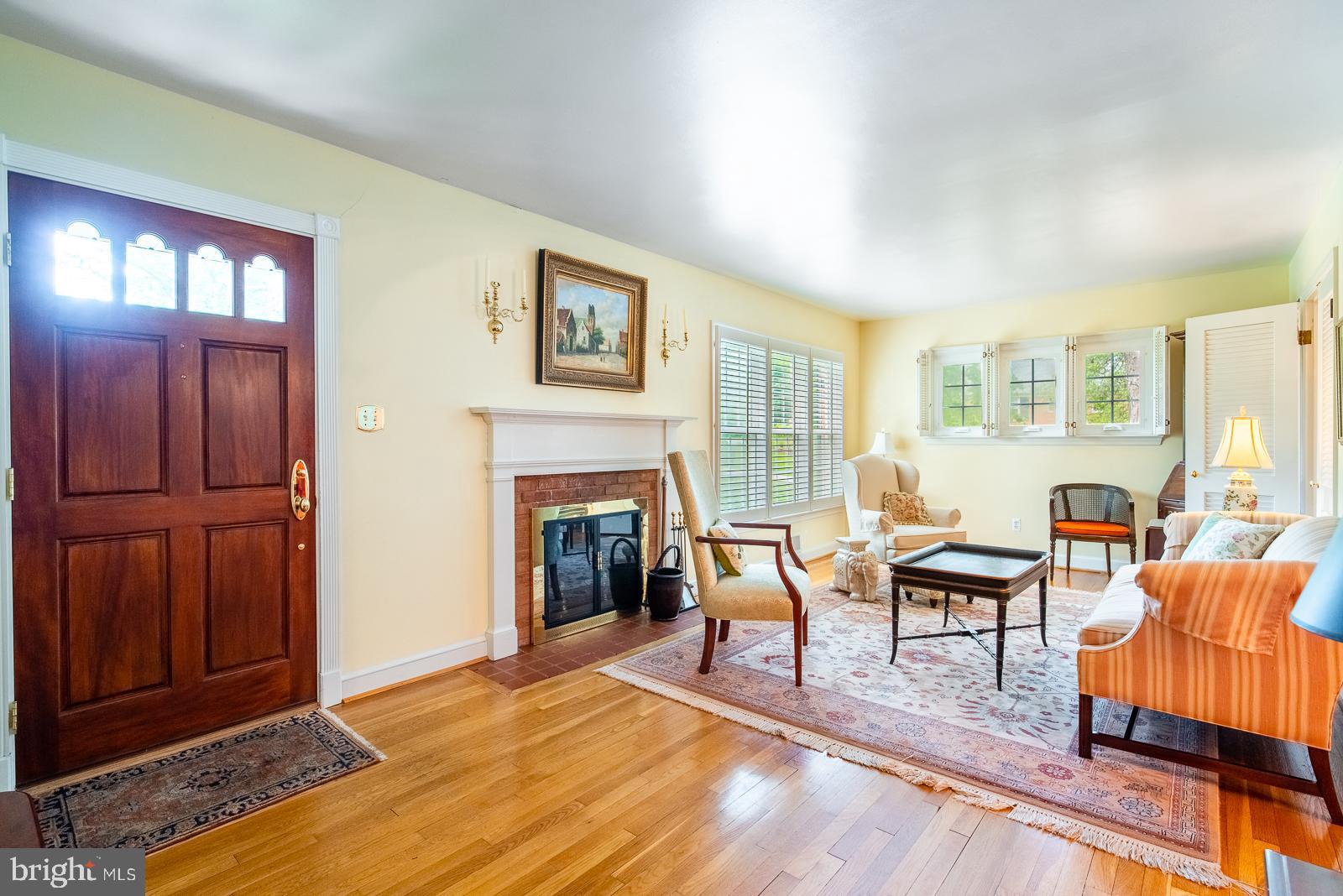 9112 Grist Mill Road Alexandria, VA 22309 - Photo 4 of 35 Living room
