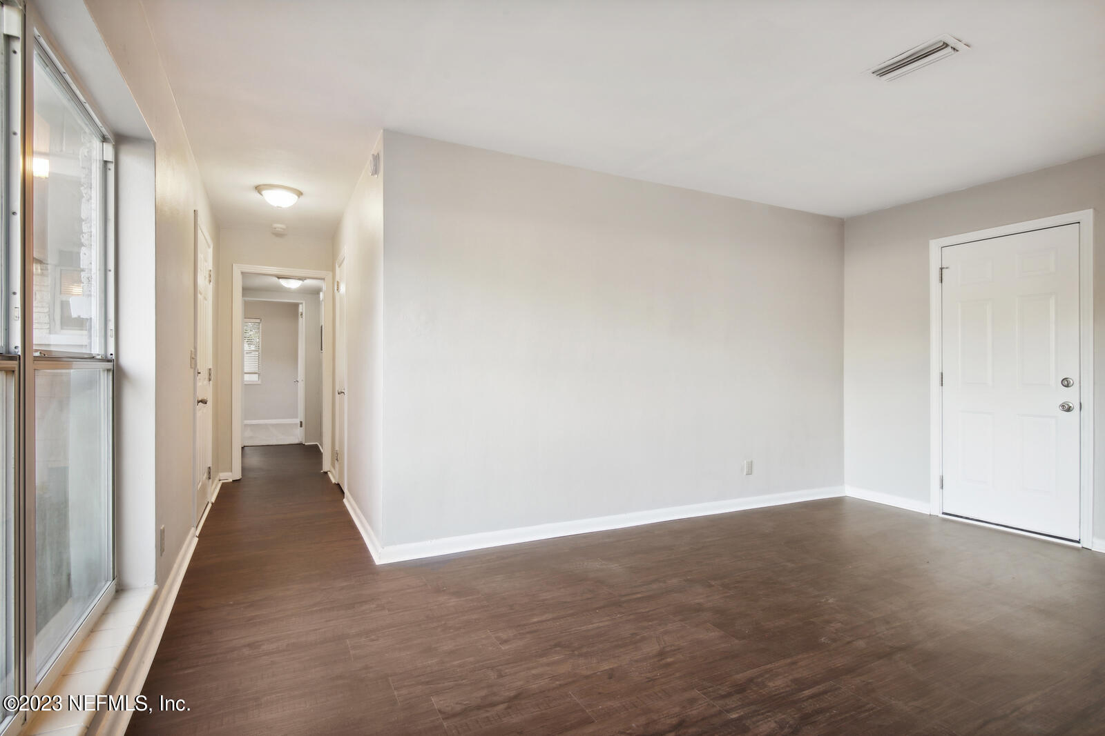 8711 Ricardo Lane Jacksonville, FL 32216 - Photo 5 of 25 005_1600x1067_mls_1600x1067