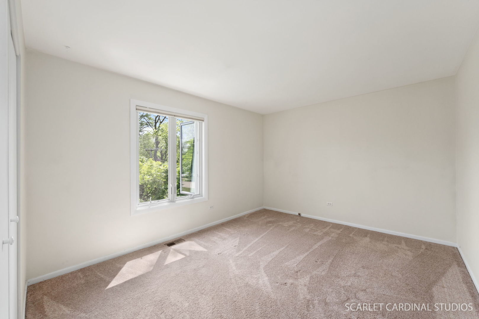 472 Sunnybrook Lane Wheaton, IL 60187 - Photo 6 of 11 an empty room with windows