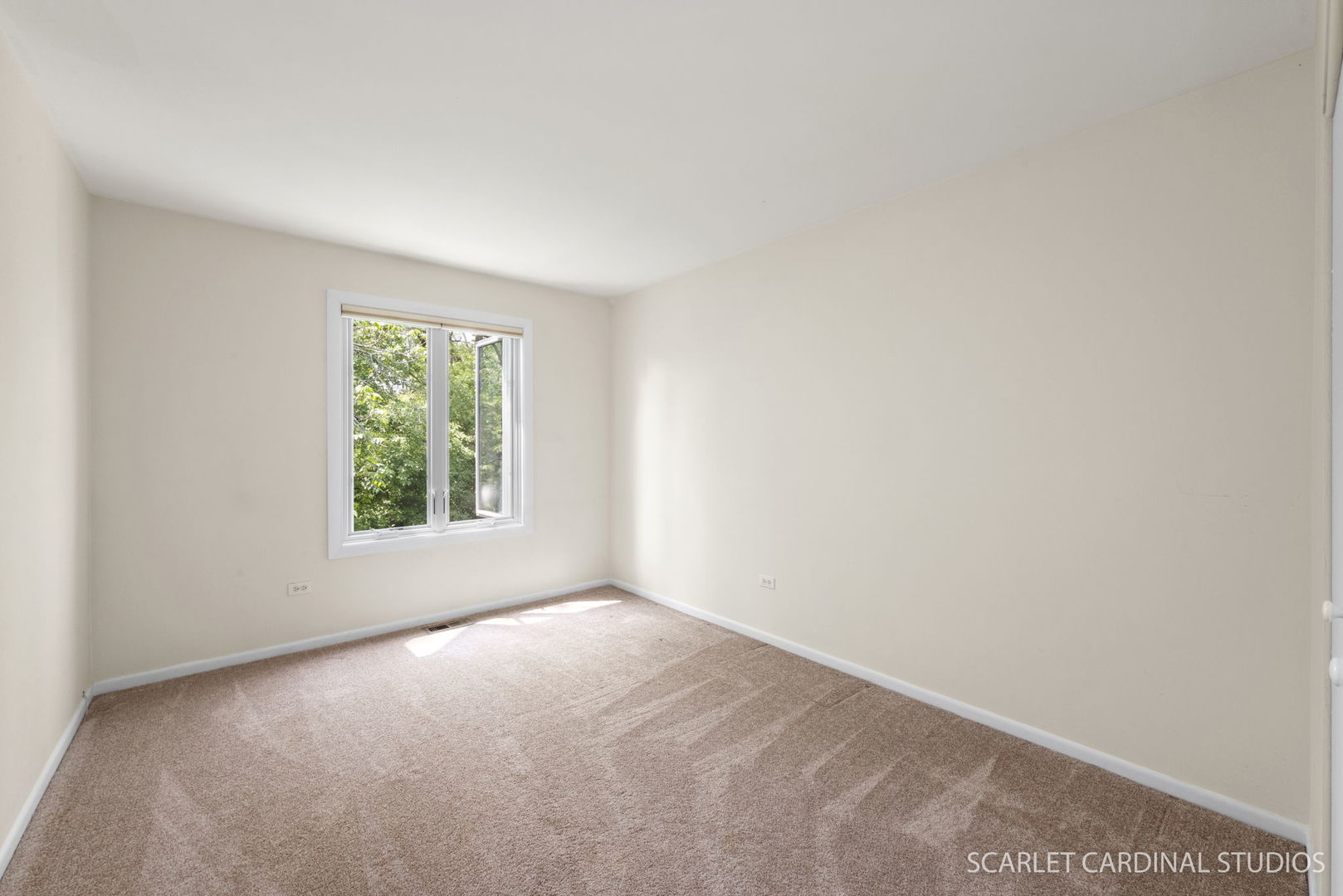472 Sunnybrook Lane Wheaton, IL 60187 - Photo 8 of 11 a view of an empty room with a window