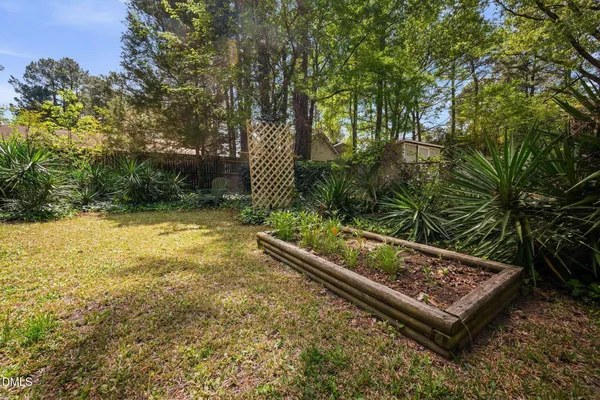 a view of a house with backyard and trees