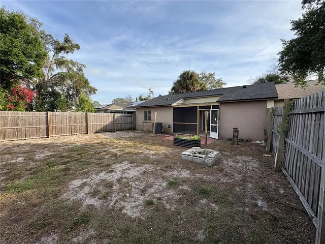 a view of a house with backyard and garden