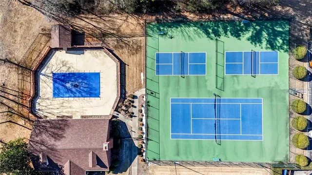 a view of a backyard