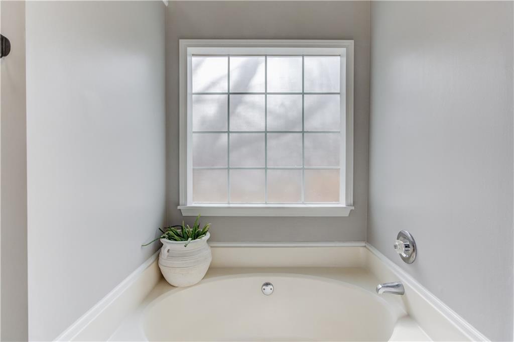 504 Oxford Ridge Winder, GA 30680 - Photo 17 of 30 a bathroom with a tub