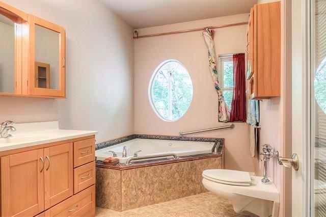 6555 Hugo Road Grants Pass, OR 97526 - Photo 17 of 31 Master bathroom