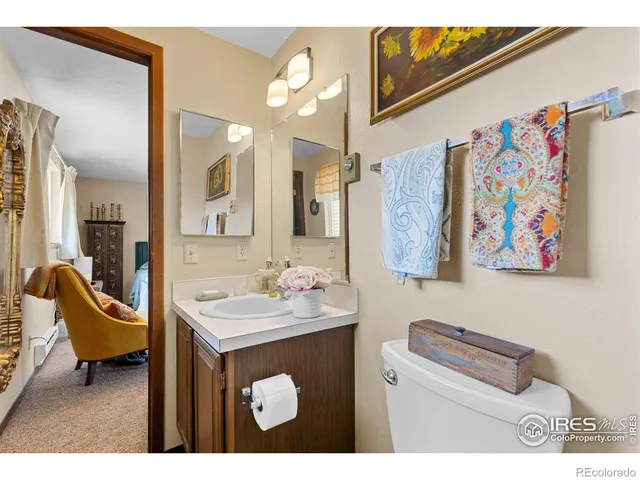 a view of entryway with washer and dryer