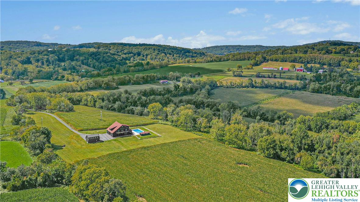 820 Spring Hill Road Riegelsville, PA 18077 - Photo 3 of 57