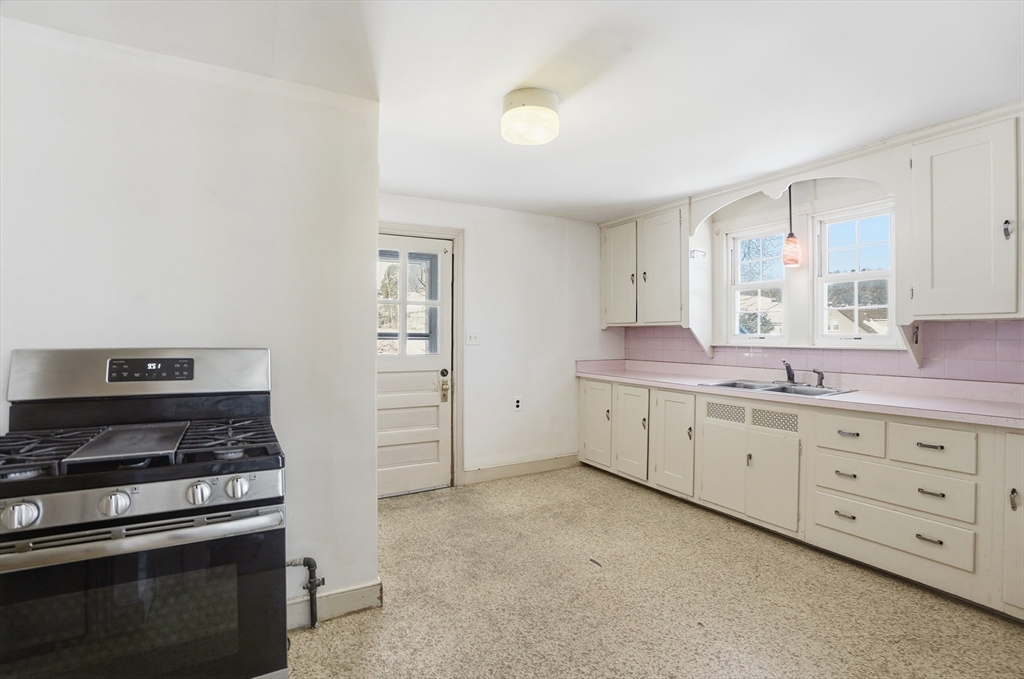 12 Cardinal Road Worcester, MA 01602 - Photo 8 of 31