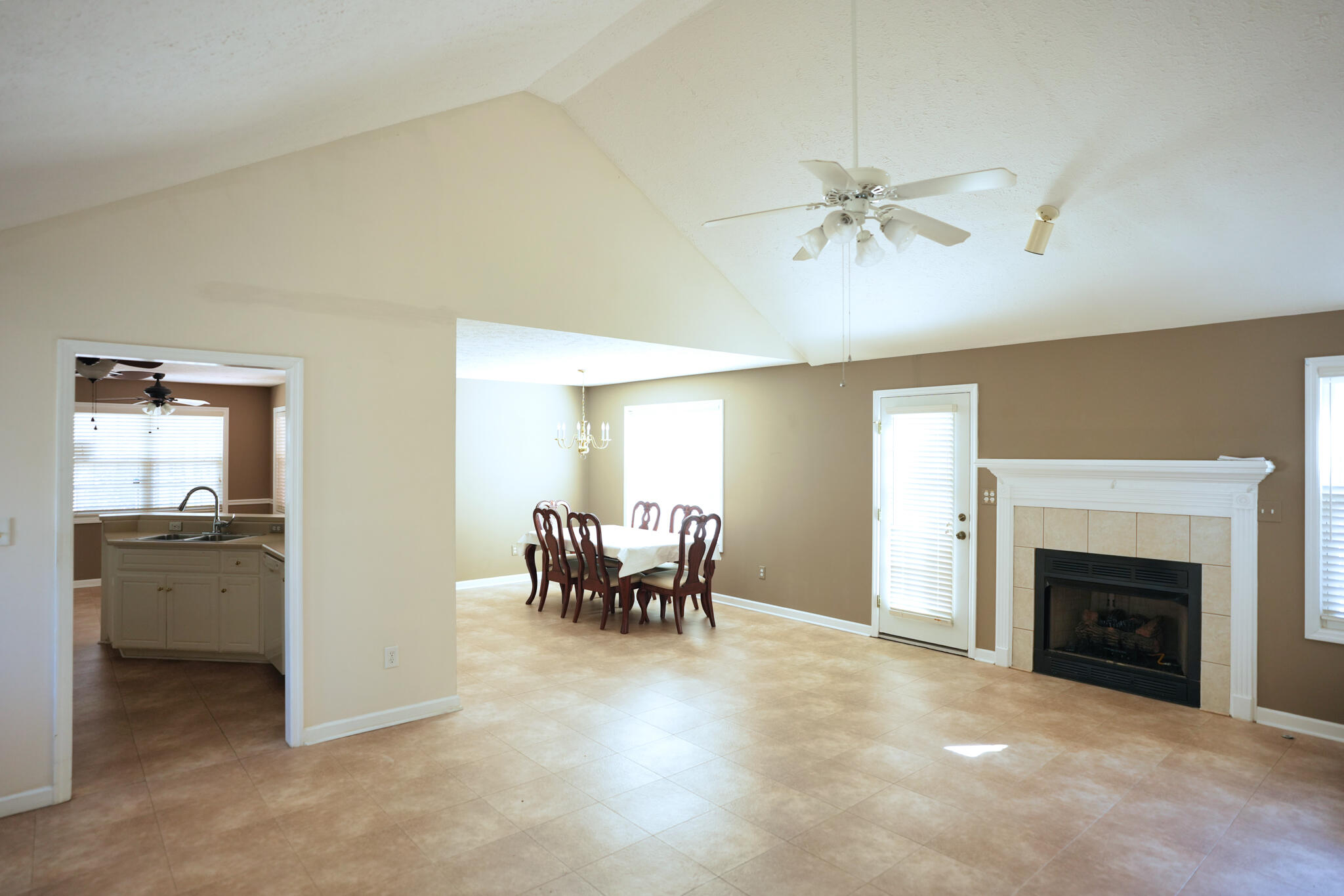 37 Summerset Court Aiken, SC 29803 - Photo 4 of 21 37 Summerset Ct (4)