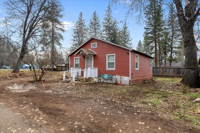 a view of a house with a yard