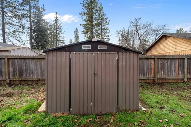 a view of a house with backyard