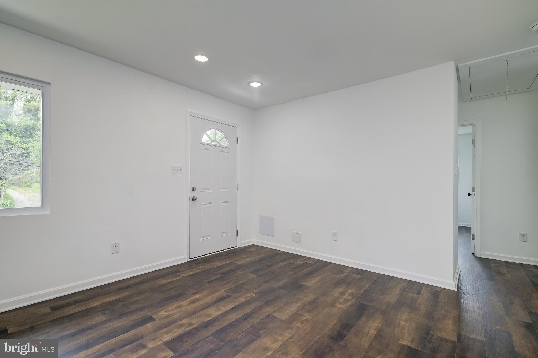4805 Whitfield Chapel Road Lanham, MD 20706 - Photo 7 of 49 Living Room