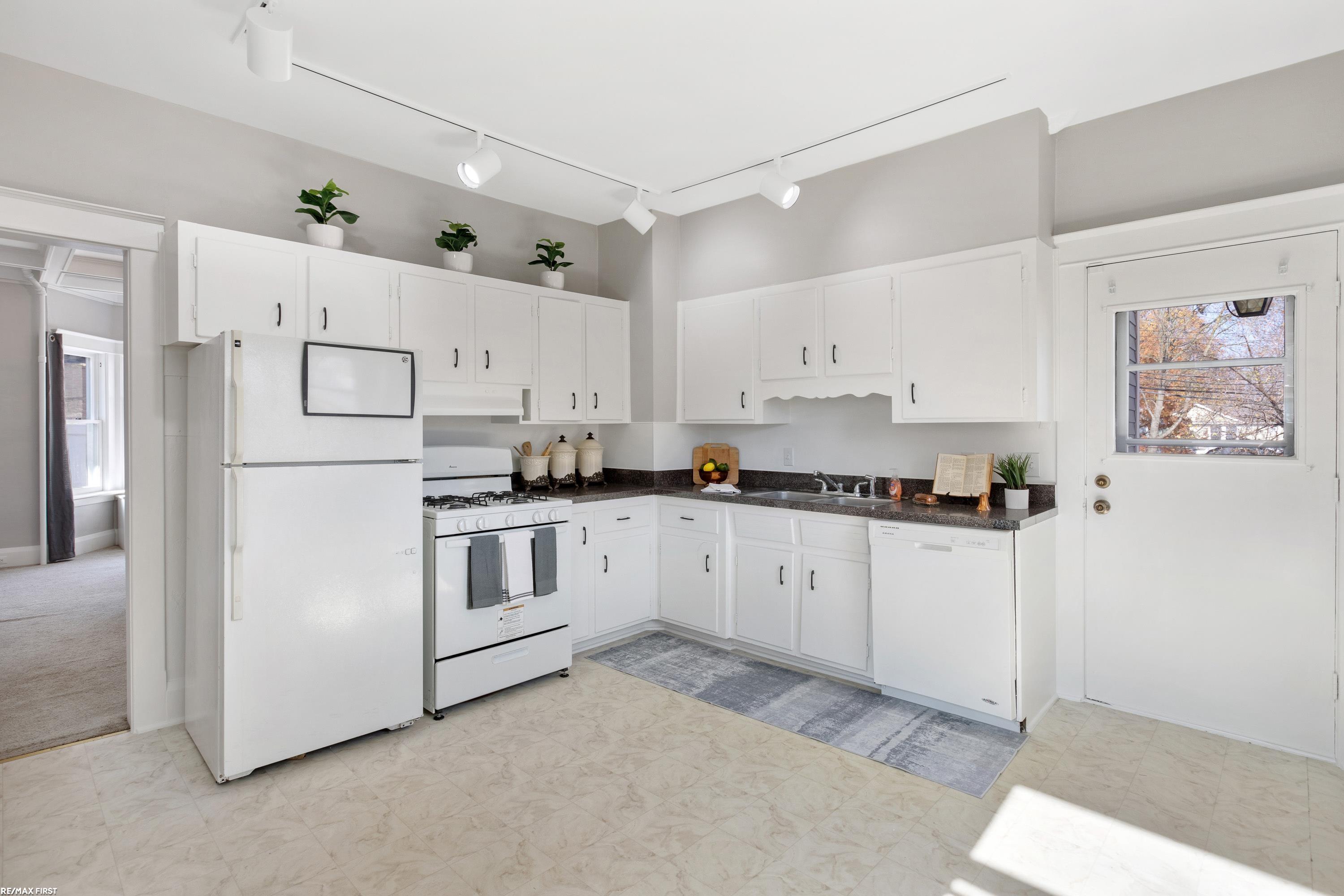 604 West University Drive Rochester, MI 48307 - Photo 9 of 37 50095184-8.JPG