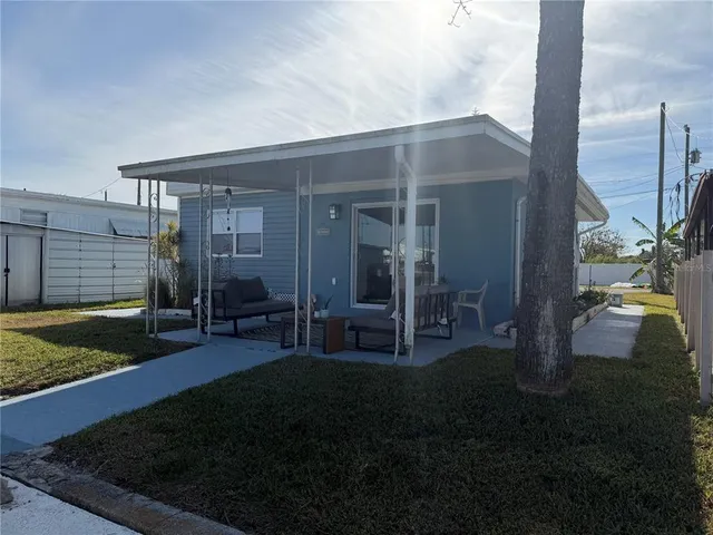 a view of backyard of the house