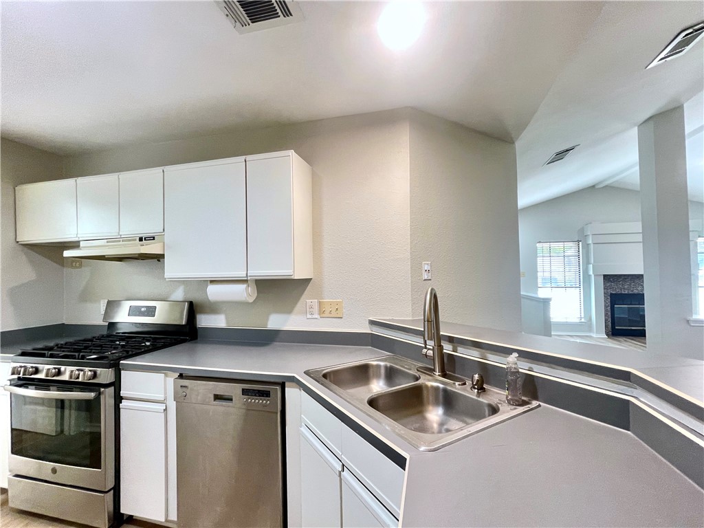 12333 Yarmont Way Austin, TX 78753 - Photo 21 of 40 a kitchen that has a sink and a stove