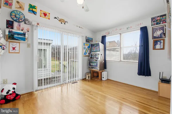 a very nice looking room with many windows