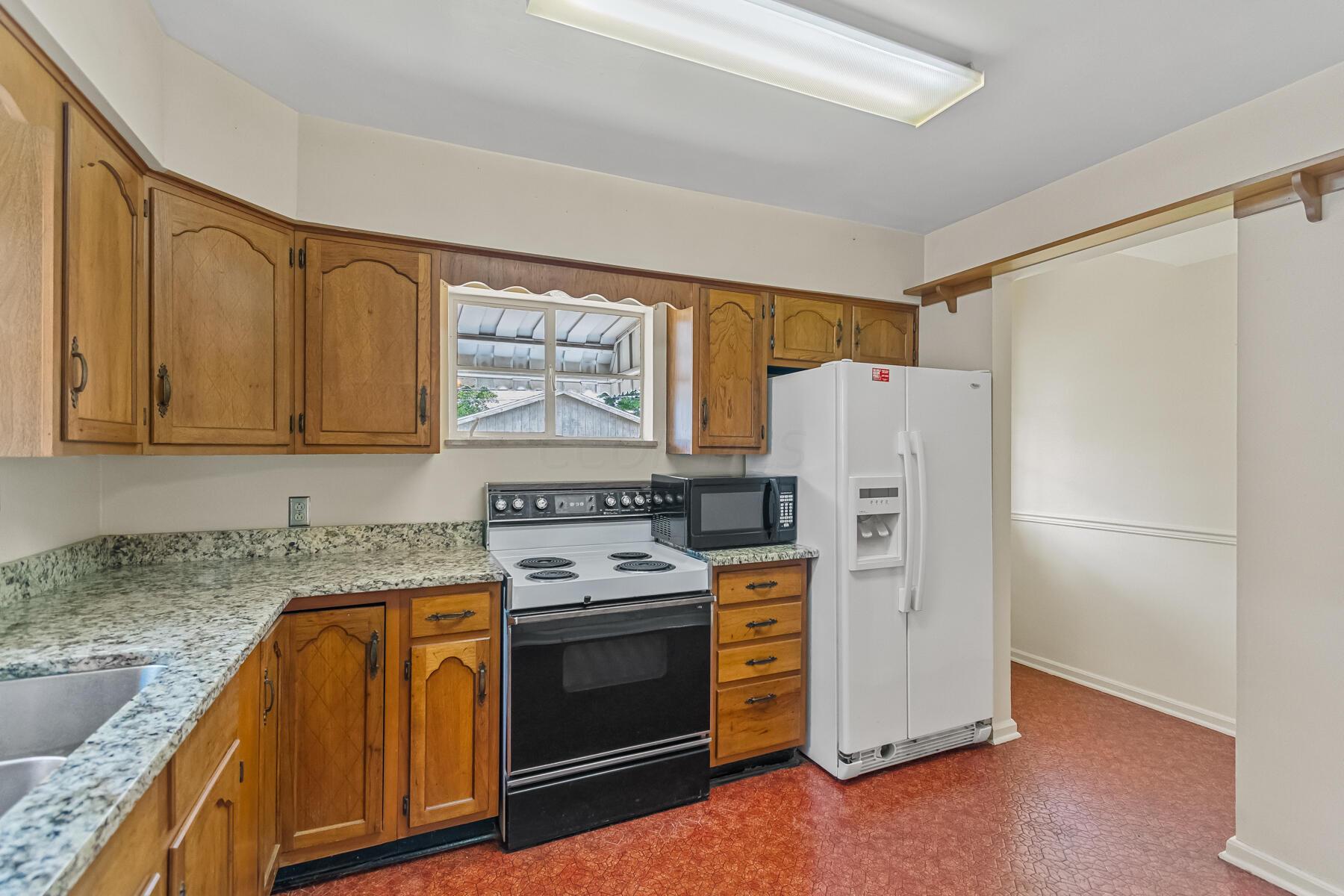 2803 Bryden Road Columbus, OH 43209 - Photo 11 of 33 EAT-IN KITCHEN