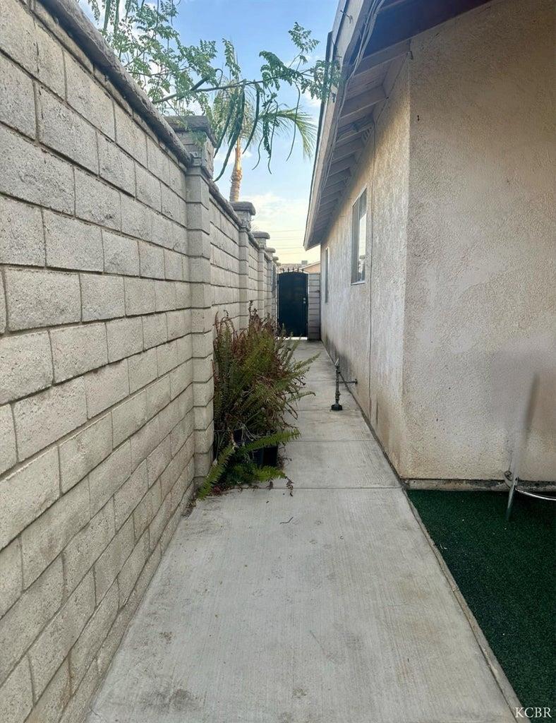 725 18th Place Delano, CA 93215 - Photo 3 of 16