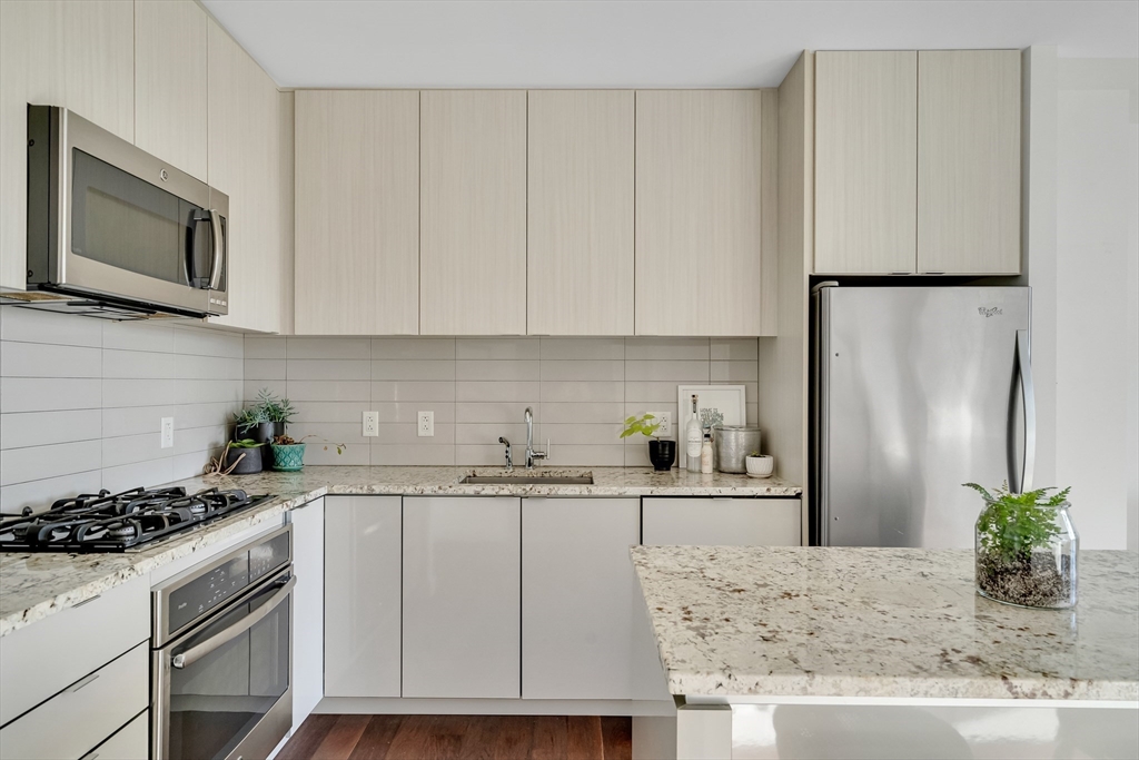 80 Fenwood Road, Unit 806 Boston, MA 02115 - Photo 2 of 9
