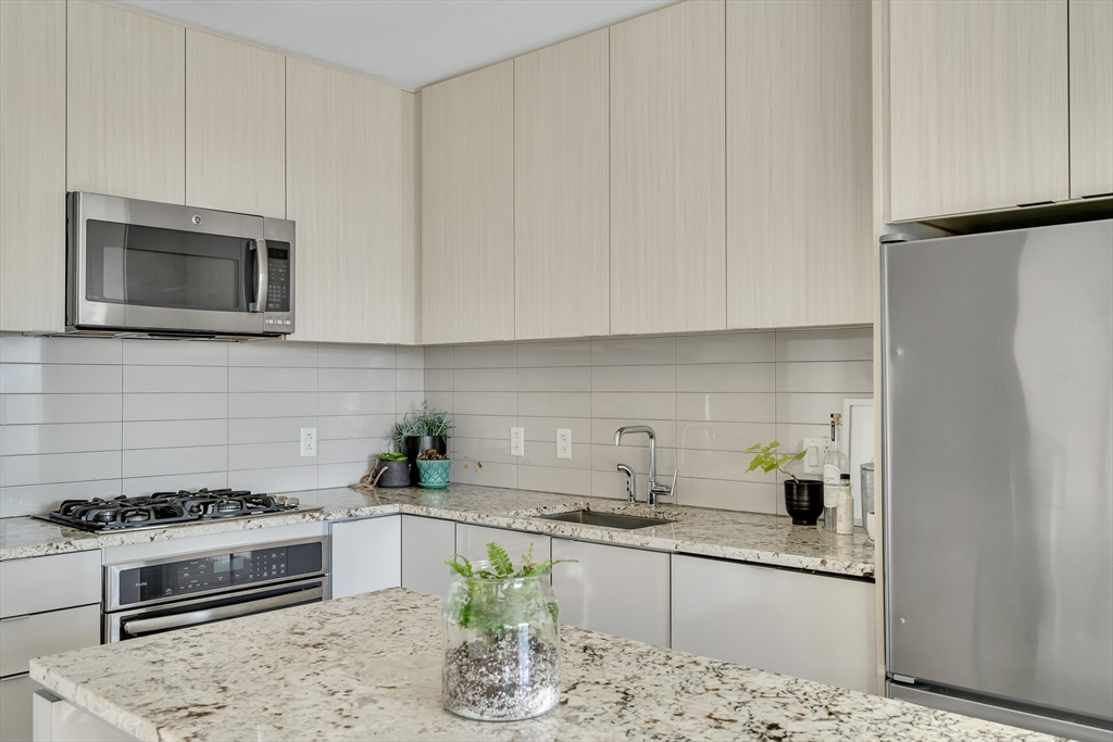 80 Fenwood Road, Unit 806 Boston, MA 02115 - Photo 3 of 9
