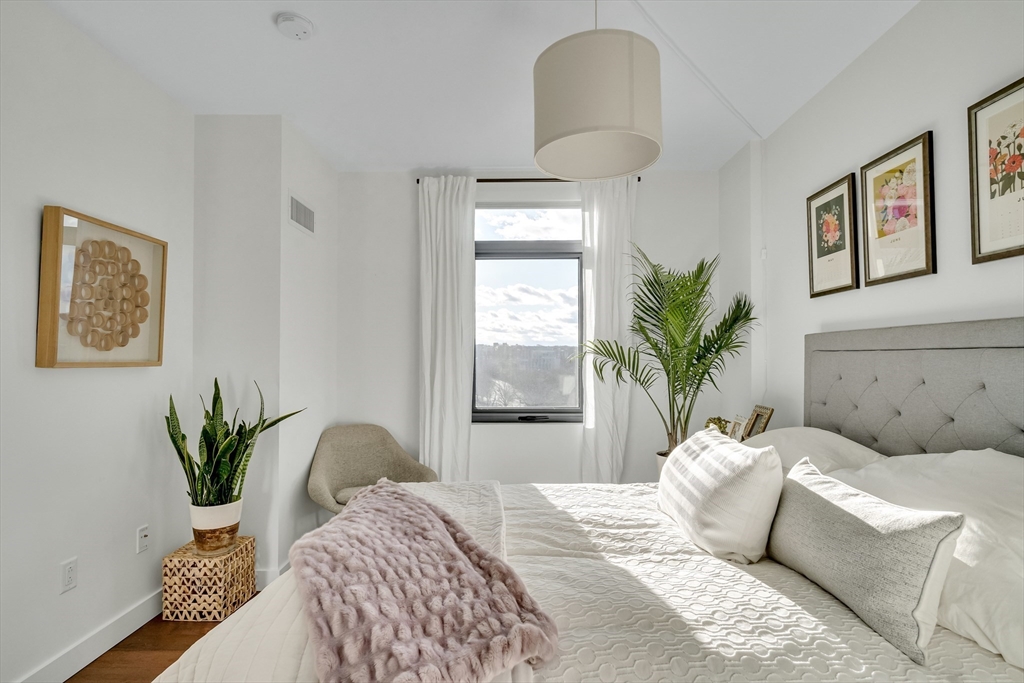 80 Fenwood Road, Unit 806 Boston, MA 02115 - Photo 4 of 9