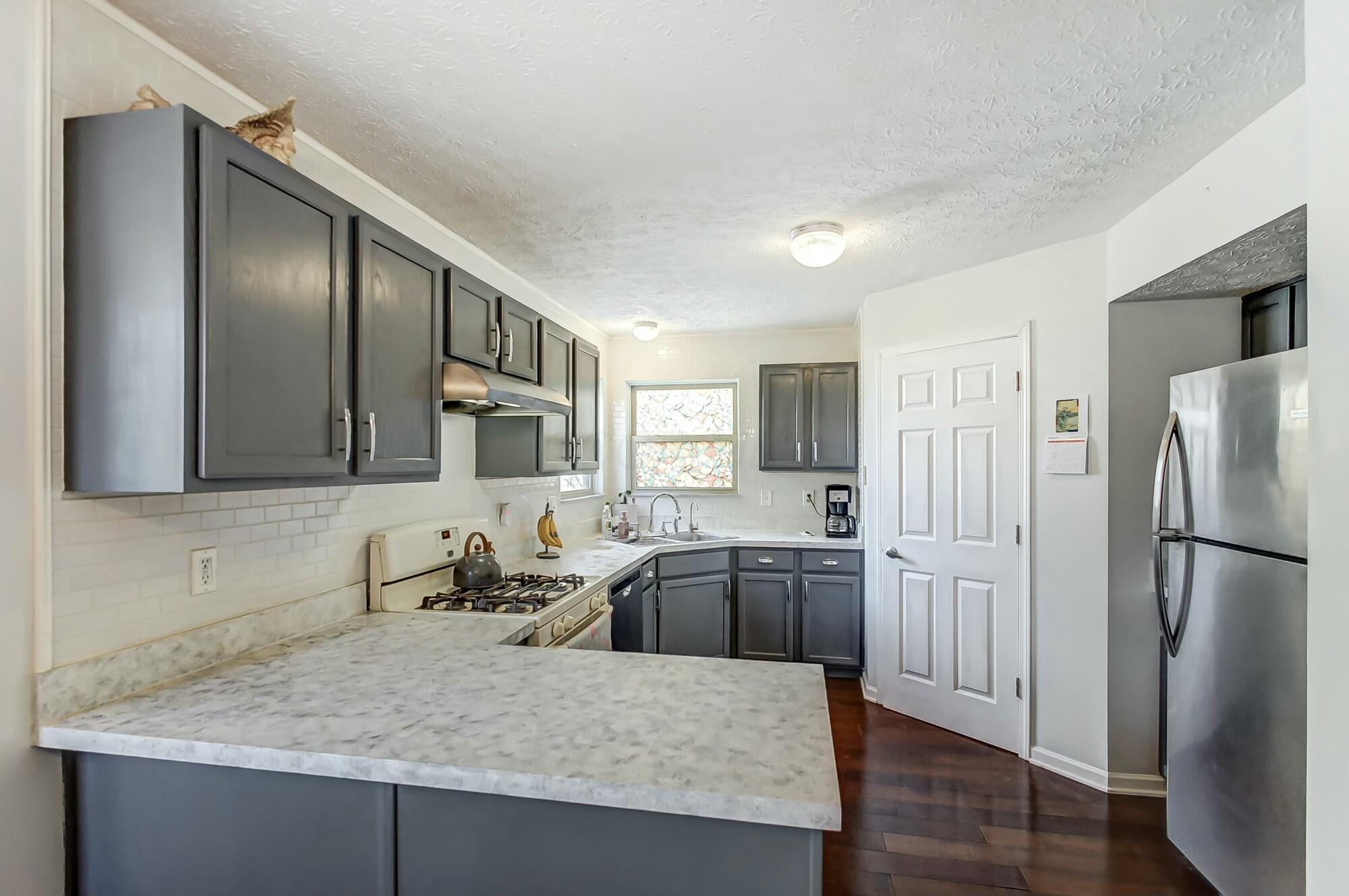 3093 Briar Ridge Road Columbus, OH 43232 - Photo 7 of 32 kitchen