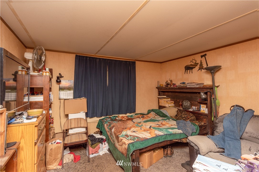 115 Island Road Toledo, WA 98591 - Photo 12 of 22 a bed room with a bed and a chair