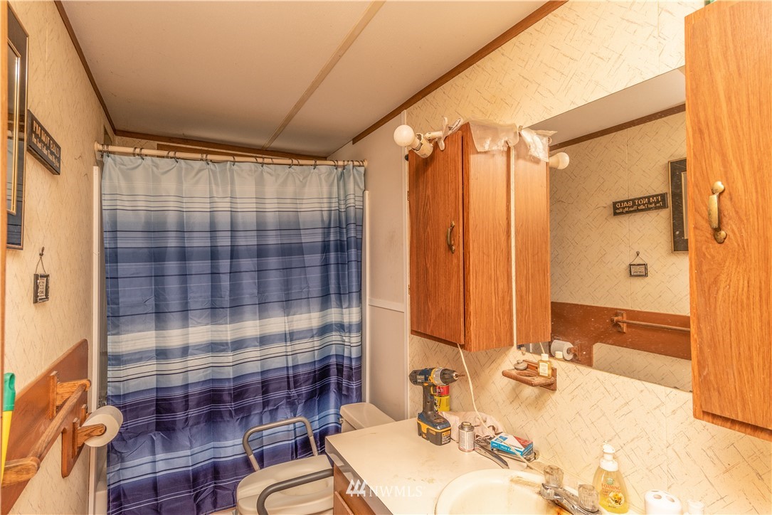 115 Island Road Toledo, WA 98591 - Photo 13 of 22 a bathroom with a sink toilet and shower